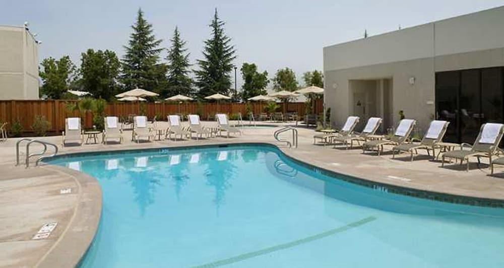 Hilton Sacramento Arden West Hotel Екстериор снимка